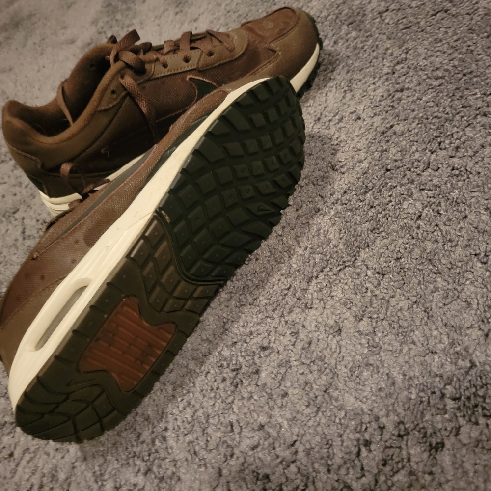 Nike Women's Brown Sneakers Size 7.5 - Picture 2 of 3